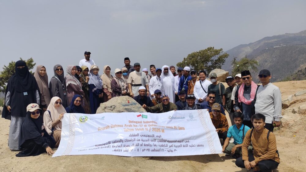 مدرستا مدرسة الإخلاص تشاركان في دورة اللغة العربية بجامعة أم القرى بمكة المكرمة